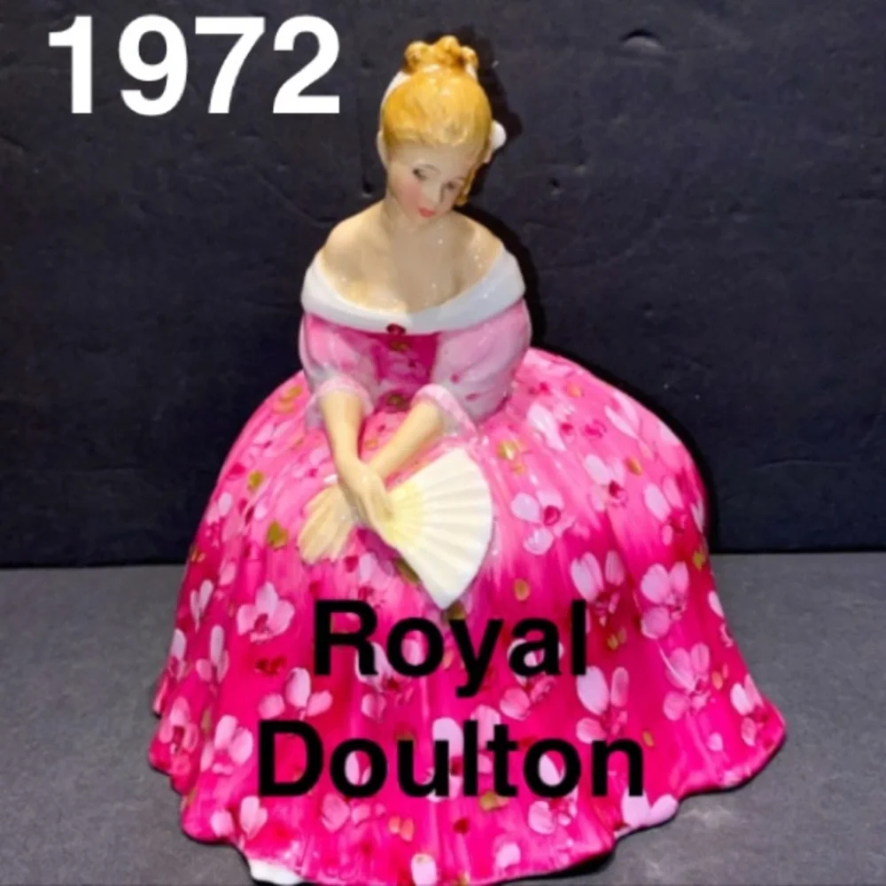 Victoria Porcelain Figurine - Picture 2 of 11